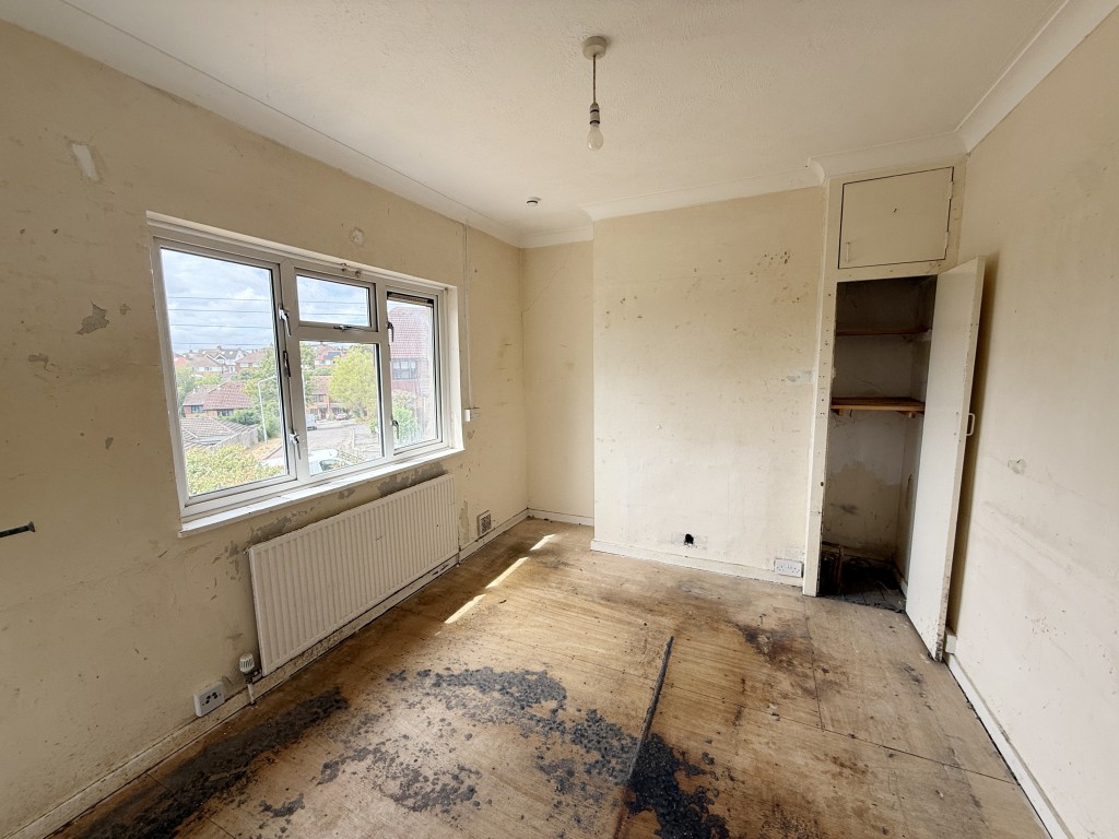 Lot: 75 - FLAT IN NEED OF IMPROVEMENT - Living Room in Flat in Need of Improvement